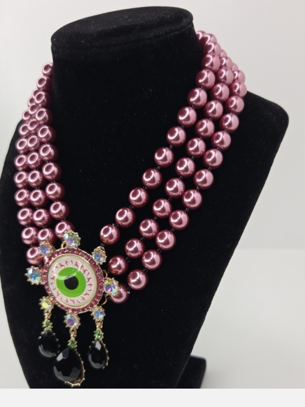 👉✨️Betsey JohnsonMulti-Strand Pink Pearl Statement Necklace Ornate Eye Pendant - Picture 3 of 5